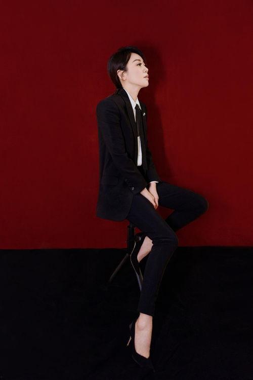 黑色西服搭配明星,经典搭配指南