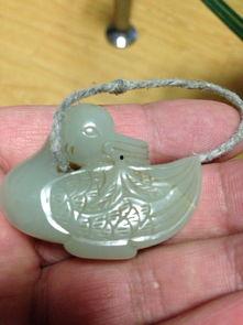 看玉石籽料用放大镜,探寻天然之美与内在奥秘