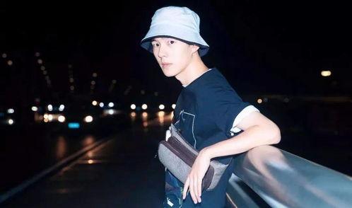 韩国明星拍照姿势男生,揭秘韩国明星拍照姿势的男性魅力秘诀