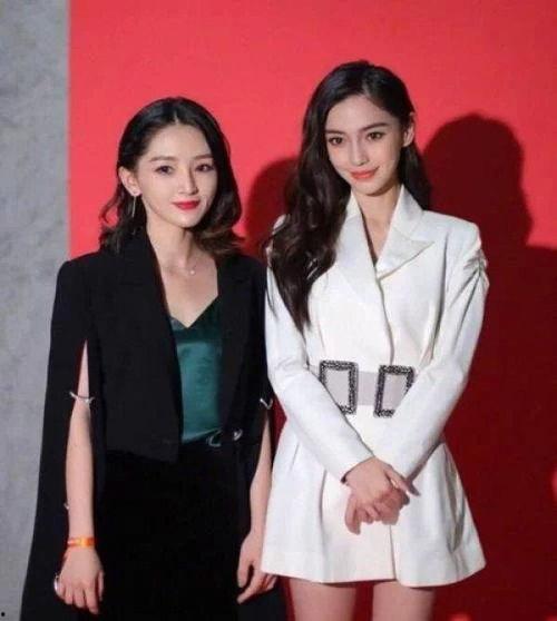 网红穿搭与明星对比照,时尚对决，谁更胜一筹？