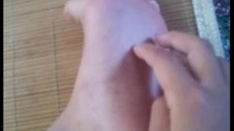 网红被挠脚心的视频,网红搞笑瞬间引网友热议
